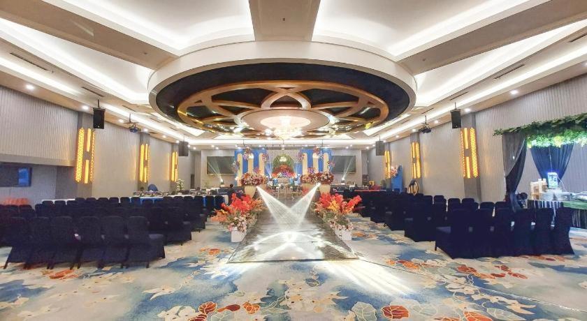 New Hollywood Hotel Пеканбару Екстериор снимка