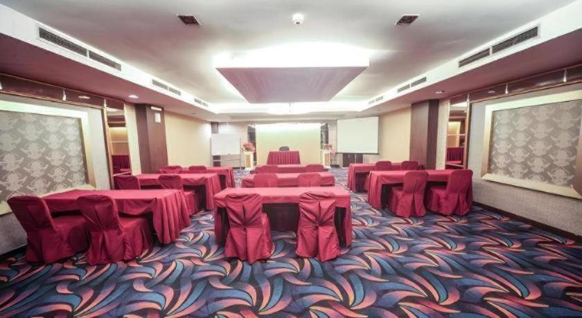New Hollywood Hotel Пеканбару Екстериор снимка