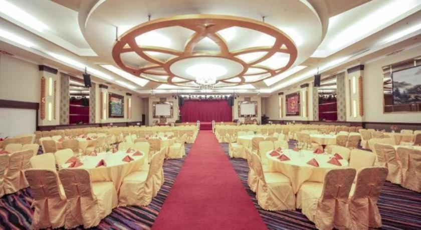 New Hollywood Hotel Пеканбару Екстериор снимка